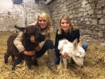 Sandrine et Elodie des Animaux de la 8 à la Ferme des Tourelles